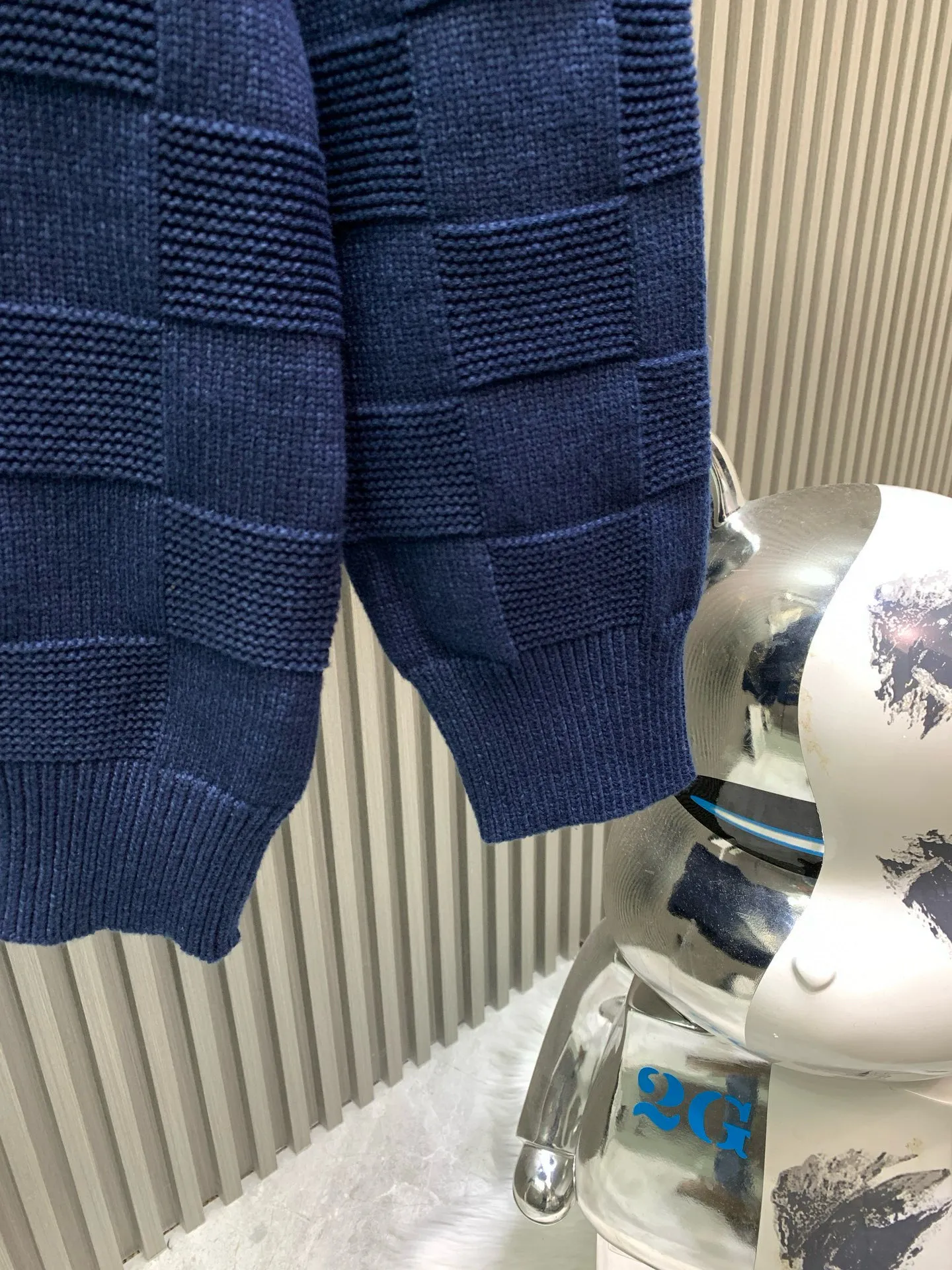 🅿️400 🀄️ Louis Vuitton Louis Vuitton LV/Louis Vuitton 2025SS large element classic checkered embroidered white label New wool stitched knitted sweater Unisex logo embroidered pin decorated checkerboard round neck pullover sweater Rare new checkerboard knitted sweater is simple, elegant and clean The imported woolen sweater yarn is treated with mercerization process to make the fabric smooth and bright, close to the skin, warm and breathable The soft and delicate touch brings extremely comfortable wearing experience. The rich texture of the checkerboard pattern is matched with the white logo embroidery of the same color yarn and Behringer embroidery on the chest. The eye-catching metal pin details are decorated on the chest. The finishing touch of the entire sweater on the chest perfectly interprets the fashionable new trend of the season. Whether it is worn alone or paired with an inner layer, it is a must-have for men and women.